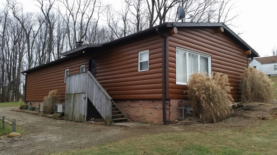 mobile home that looks like log cabin